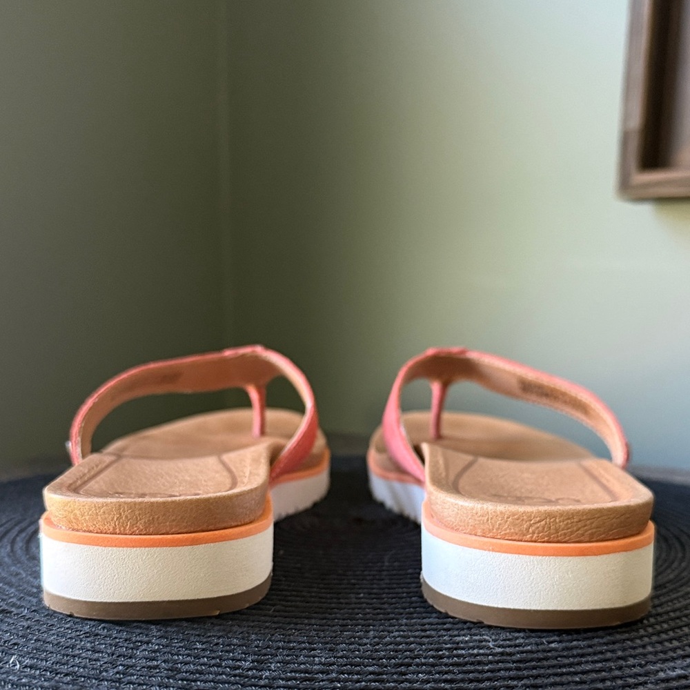 EUC RARE! UGG Coral thong, flip flop, sandal - Picture 5 of 10